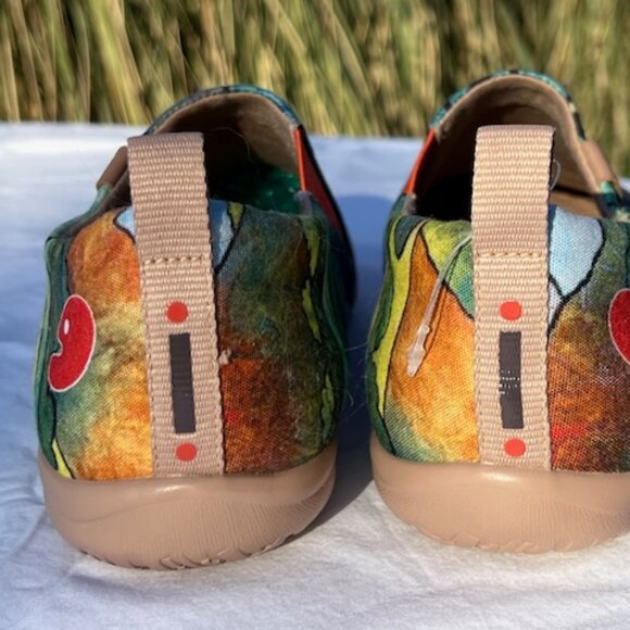 UIN Cotton/Canvas flats, Gorgeous blue with Dolphin pattern, Size 9, Toledo - Picture 6 of 7